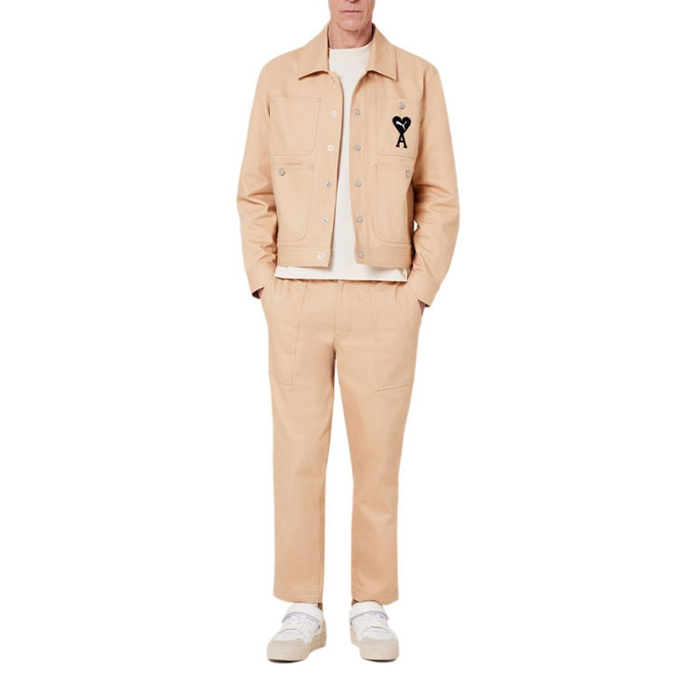 Lookbook PUMA x AMI Paris Seluar Kargo Oren Berkantong Banyak untuk Luar. 534297-97