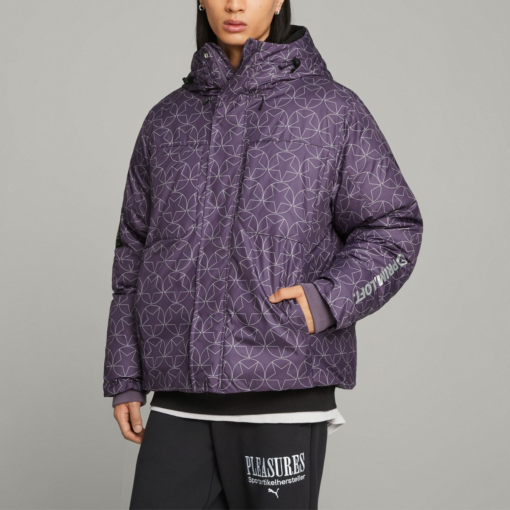 Shop Puma x Pleasures 紫色連帽羽絨外套 全版印花設計 620875-74