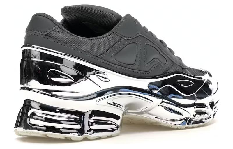 Shop 拉夫·西蒙斯 x 阿迪达斯 Ozweego '镜面灰色' EE7946