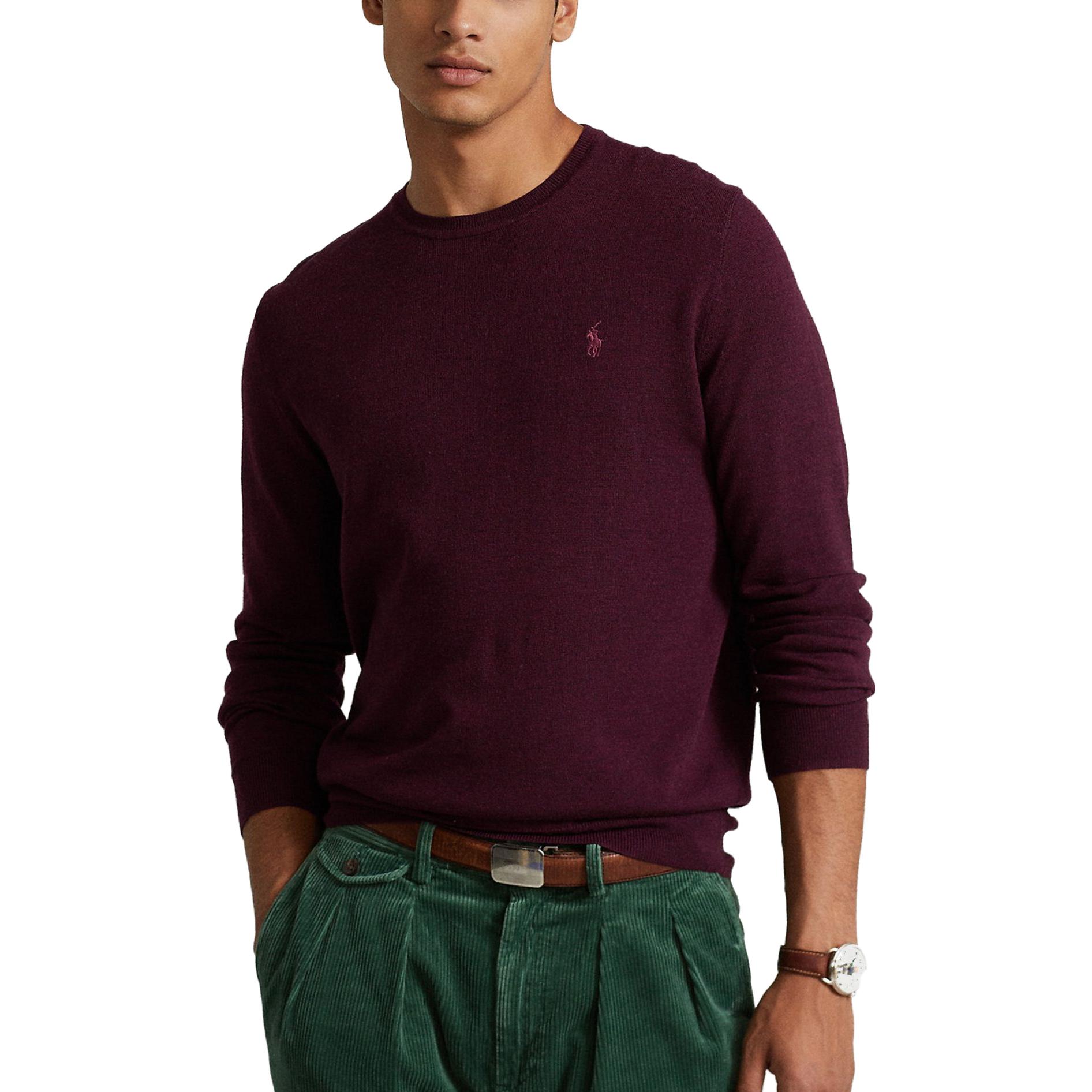 Lookbook 랄프 로렌 다크 레드 솔리드 크루넥 풀오버 스웨터. 710876846-005