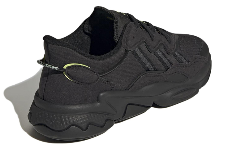 Shop 皇家馬德里 x adidas Ozweego '第三球衣' HP7802