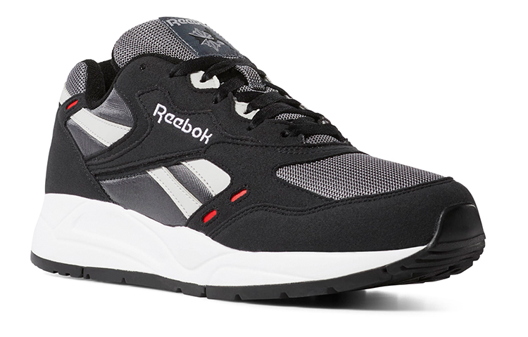 Lookbook Reebok Bolton Essential Low-Top Kelabu/Hitam DV5641