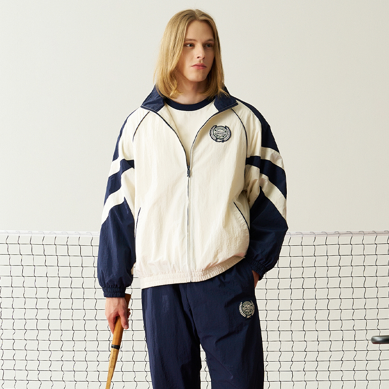 Shop Reebok 休閒舒適織布工裝外套 中性 米白色 24FRC113UGW2