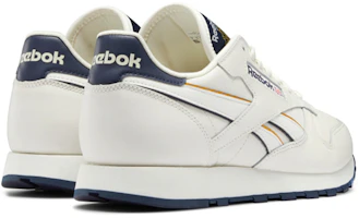 Shop Reebok 經典皮革透氣耐磨運動鞋 男女同款 米白色