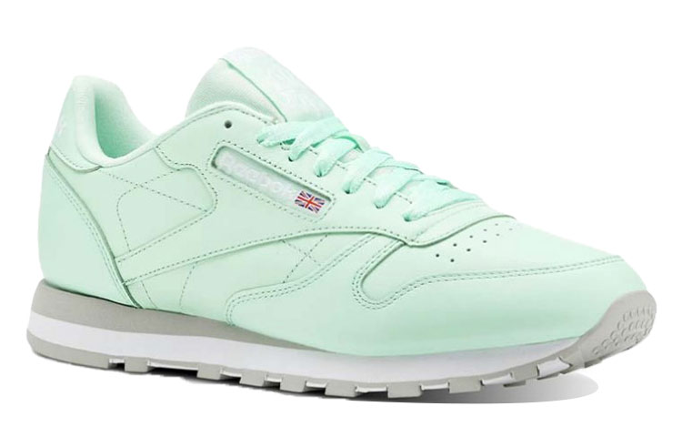 Shop 锐步经典皮鞋“薄荷绿” CN5382