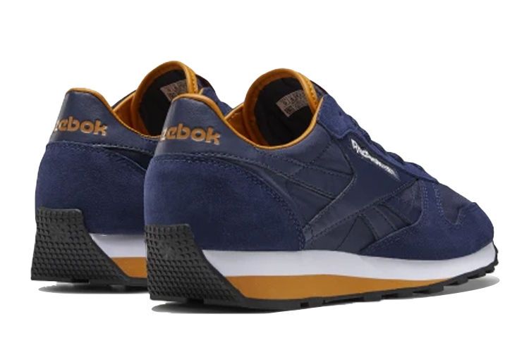 Shop Reebok经典皮革AZ '蓝黑' Q47278