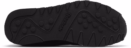 Shop Reebok 經典尼龍運動鞋「黑色純灰」IE4537