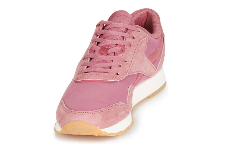 Shop Reebok 经典尼龙粉色低帮鞋 CN6884