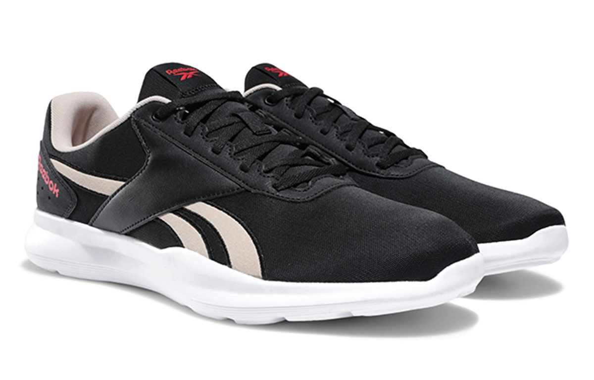 Lookbook 锐步 Dart Tr 2.0 黑/白 '水泥' 运动鞋 FV4119