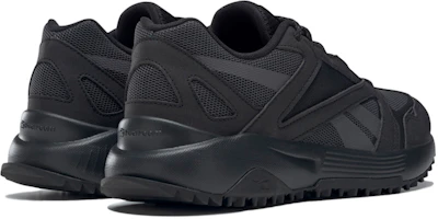 Shop Reebok Lavante Terrain 2 舒適耐磨防滑 低幫跑步鞋 黑