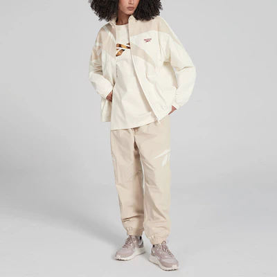 Reebok 復古工裝拼接運動外套 男女款 - 米白色 24SRC103UGW1 Lookbook Reebok 復古工裝拼接運動外套 男女款 - 米白色 24SRC103UGW1