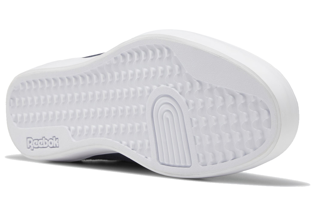 Shop 锐步复仇者蓝白色运动鞋 DV7302