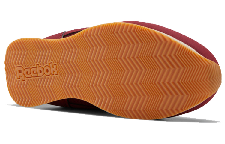 Shop Reebok皇家經典慢跑鞋3.0 酒紅色