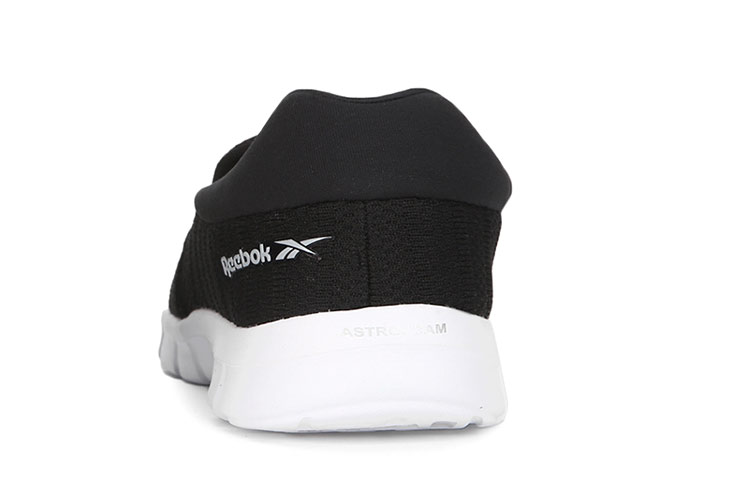 Shop リーボック トレーニング リープ (カジュアルランナー) EW4261