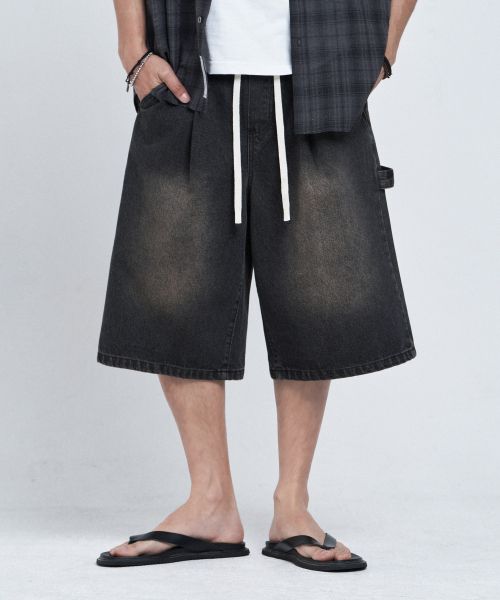 REMAIN SECOND Bermuda Wide One-Tuck Carpenter Denim Banded Shorts [Black Washed]. LMPT10