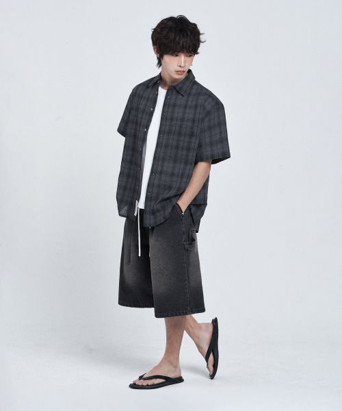 Lookbook REMAIN SECOND Bermuda Wide One-Tuck Carpenter Denim Banded Shorts [Black Washed]. LMPT10