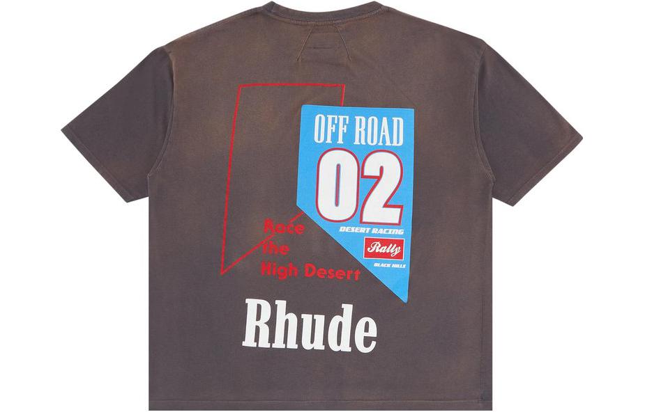 Lookbook RHUDE Kaos Cokelat Lengan Pendek dengan Print Alfanumerik PF23TT08012675