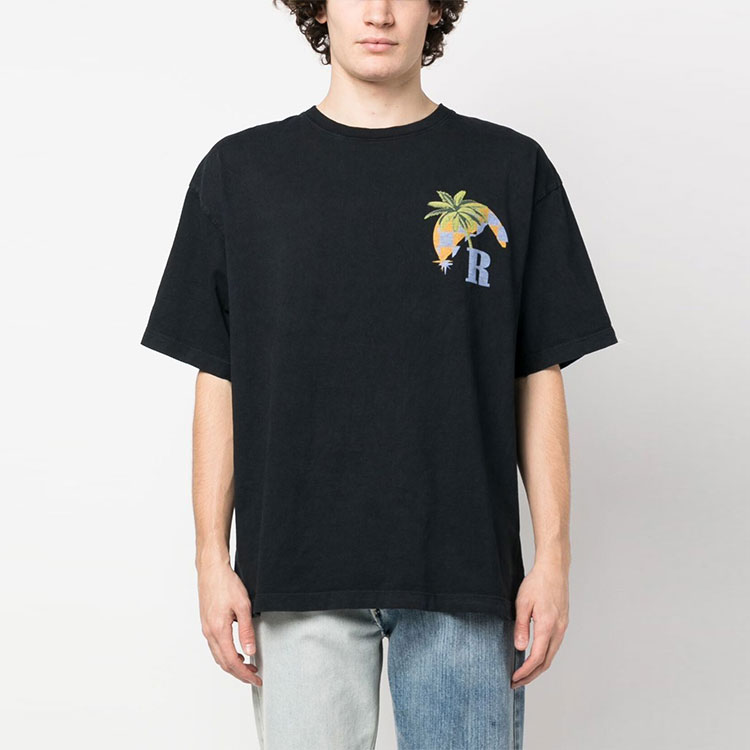 Lookbook 루드 RHODE SS23 레터 만화 프린트 블랙 크루넥 티셔츠 남성용. RHPS23TT04837610C0610