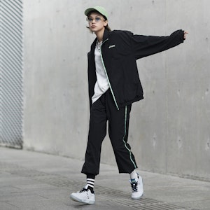 亚瑟士Rick and Morty联名Court-MZ蓝白色球鞋 1203A197-100 Sizing 亚瑟士Rick and Morty联名Court-MZ蓝白色球鞋 1203A197-100