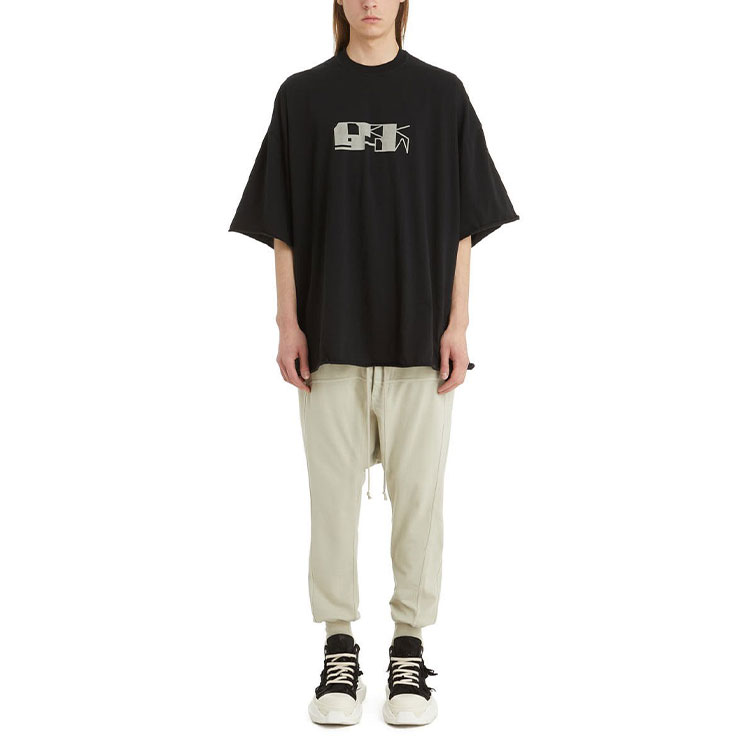 Lookbook Rick Owens DRKSHDW FW22 Celana Sweatpants Jogger Beige dengan Tali Serut. DU02B4395RIG-08
