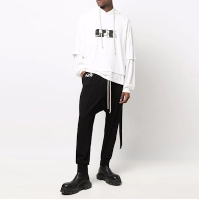 Rick Owens DRKSHDW SS22 Celana Jogger Hitam dengan Tali Serut. DU01B7395RNEP309-61 Lookbook Rick Owens DRKSHDW SS22 Celana Jogger Hitam dengan Tali Serut. DU01B7395RNEP309-61