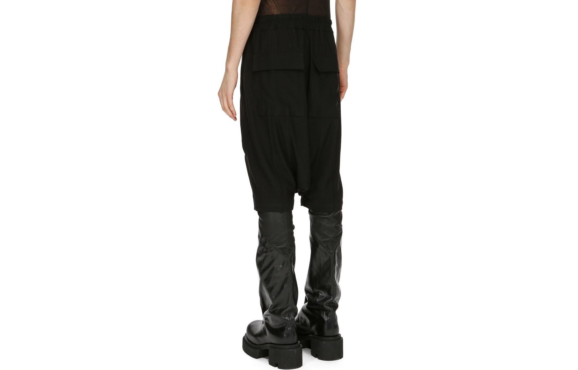 Lookbook Rick Owens Luxor 黑色寬鬆抽繩短褲 休閒款式。 RU02C7384HY-09