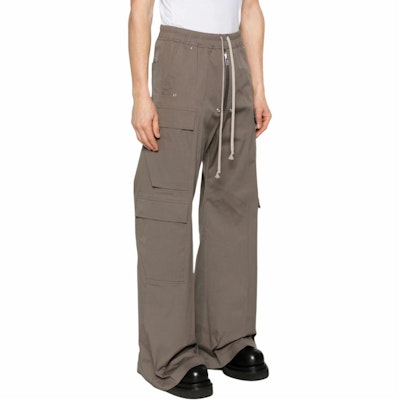 リック・オウエンス SS25 ウォッシュスタッズ入りポケットパンツ カーキ カジュアル RU01E5339TE-34 Lookbook リック・オウエンス SS25 ウォッシュスタッズ入りポケットパンツ カーキ カジュアル RU01E5339TE-34