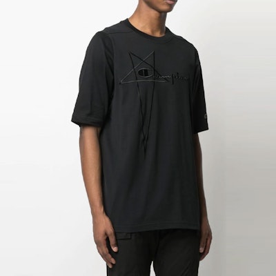 릭 오웬스 x 챔피언 FW21 블랙 반팔 크루넥 티셔츠. CM21S0010216762-09 Lookbook 릭 오웬스 x 챔피언 FW21 블랙 반팔 크루넥 티셔츠. CM21S0010216762-09