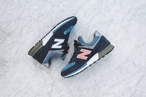 Ronnie Fieg x Dover Street Market x New Balance 574 Sport 'Navy' Pria MS574TH Lookbook Ronnie Fieg x Dover Street Market x New Balance 574 Sport 'Navy' Pria MS574TH