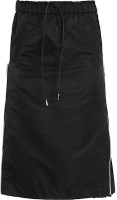 サカイ SS23 無地プリーツスカート サイドジッパー付き ミディ丈 ブラック。 SCW073-001 Lookbook サカイ SS23 無地プリーツスカート サイドジッパー付き ミディ丈 ブラック。 SCW073-001