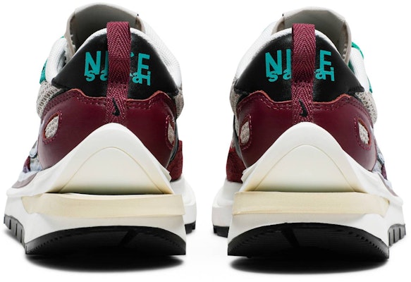 sacai x Nike VaporWaffle SP 'Villain Red' DD3035-200 Details for sacai x Nike VaporWaffle SP 'Villain Red' DD3035-200