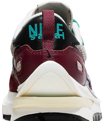 sacai x Nike VaporWaffle SP 'Villain Red' DD3035-200 Sizing sacai x Nike VaporWaffle SP 'Villain Red' DD3035-200