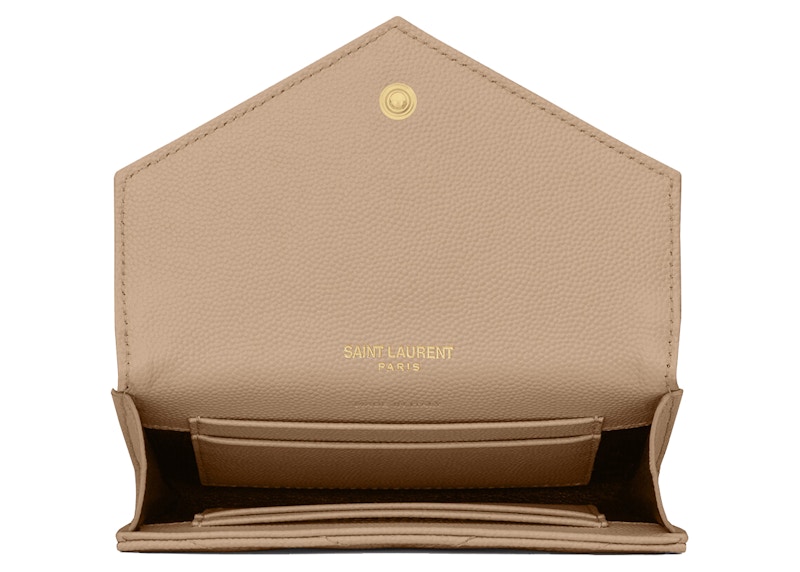 Lookbook Saint Laurent Cassandre Grain Poudre Envelope Wallet Kecil Beige Gelap.