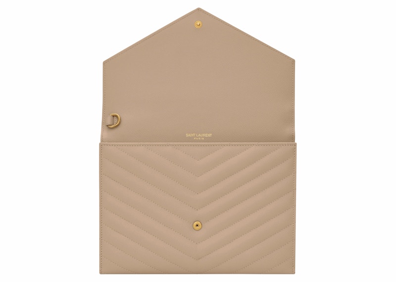 Lookbook 聖羅蘭Cassandre菱格壓紋小羊皮絎縫信封包深米色。