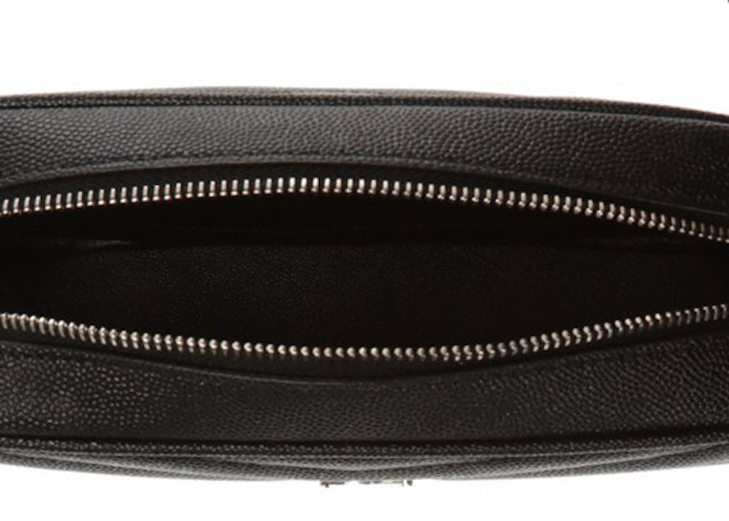 Lookbook Bolso Mini Matelassé Negro de Hombre con Correa de Saint Laurent