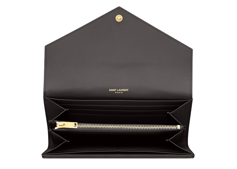 Lookbook Billetera grande con solapa Monogram de Saint Laurent en piel grano de polvo estampada, color Storm.