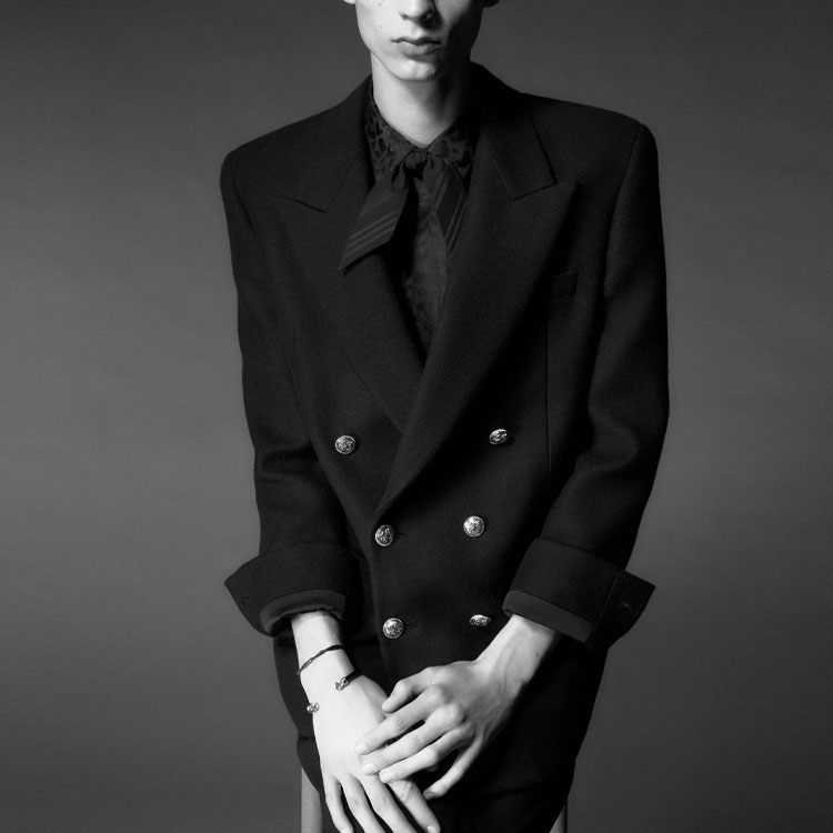 Shop SAINT LAURENT SS22 男士純黑長袖扣襯衫 646850Y1F181000