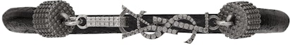 Lookbook Pulsera de Cuero Saint Laurent YSL Logo Unisex Estilo Pareja Negra. 6073190UZ0D1000