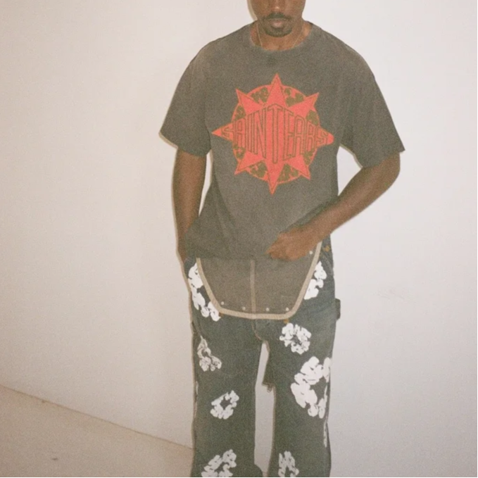 Shop SAINT Mxxxxxx 復古標誌圖案黑色中性T恤。 SM-YS1-0000-C45