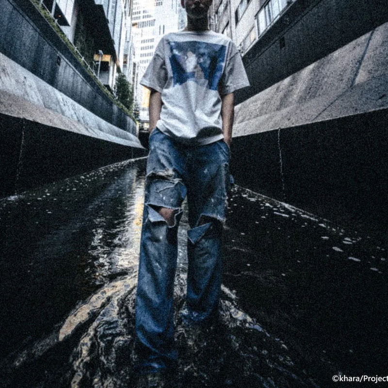 Shop SAINT Mxxxxxx x 新世紀福音戰士 SS24 白色字母印花男女款圓領T恤. SM-YS8-0000-C25