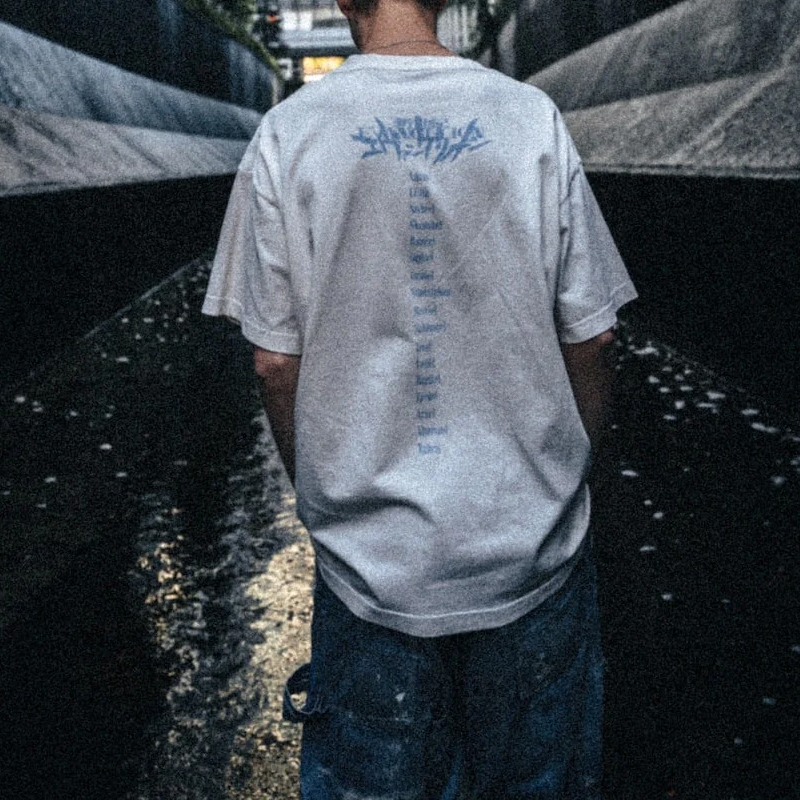 Sizing SAINT Mxxxxxx x 新世紀福音戰士 SS24 白色字母印花男女款圓領T恤. SM-YS8-0000-C25