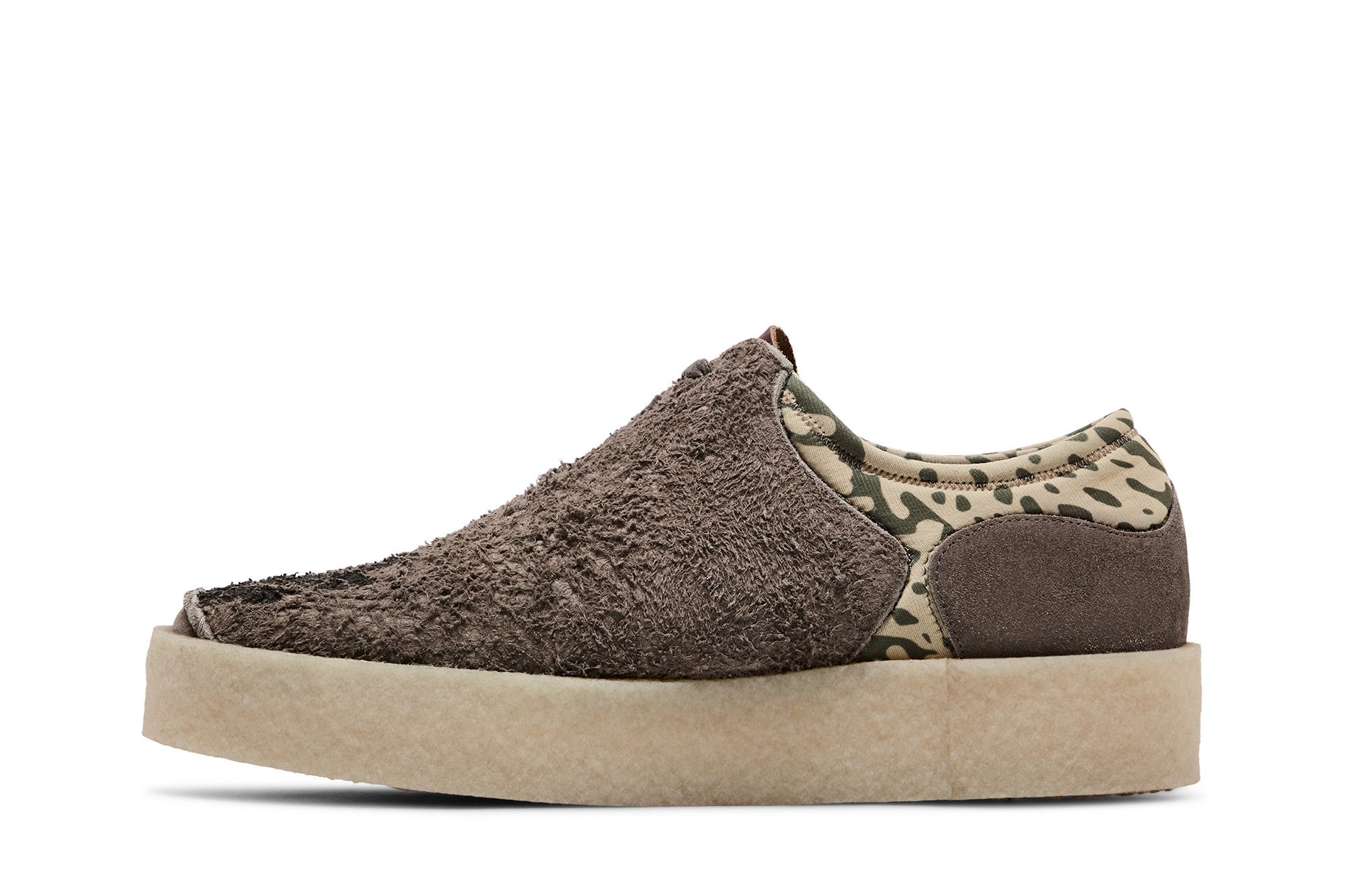 Shop Salehe Bembury x Clarks 泥苔色粗雕运动鞋 '青苔灰' 26172617