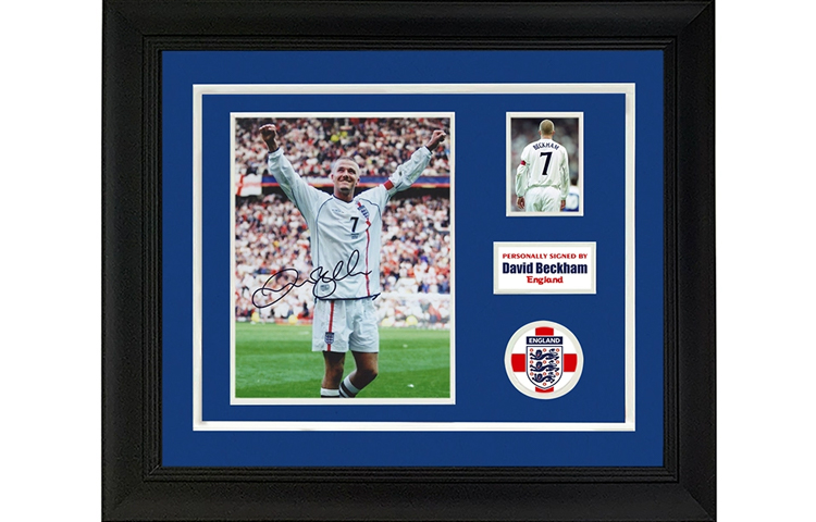 Sanwei David Beckham Signed England 2002 World Cup Photo Framed with SA Certificate. SW24Q1608