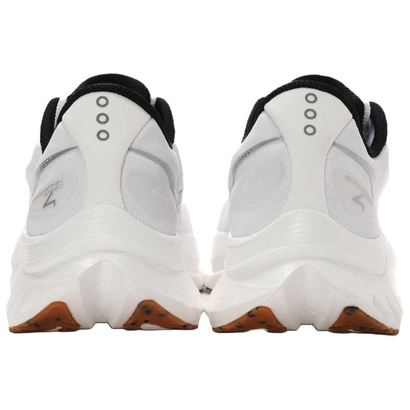 Sizing Saucony Endorphin Speed 4 ''Weiß Gum'' S20940-11