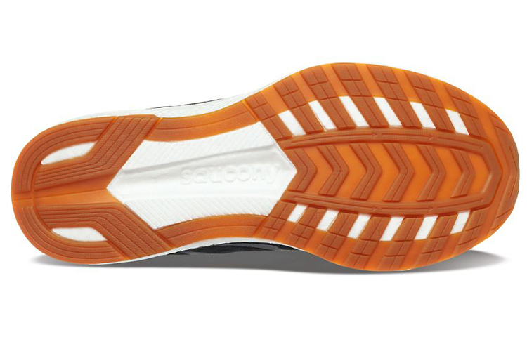 Shop Saucony自由5減震運動低筒跑步鞋 男款 黑白色