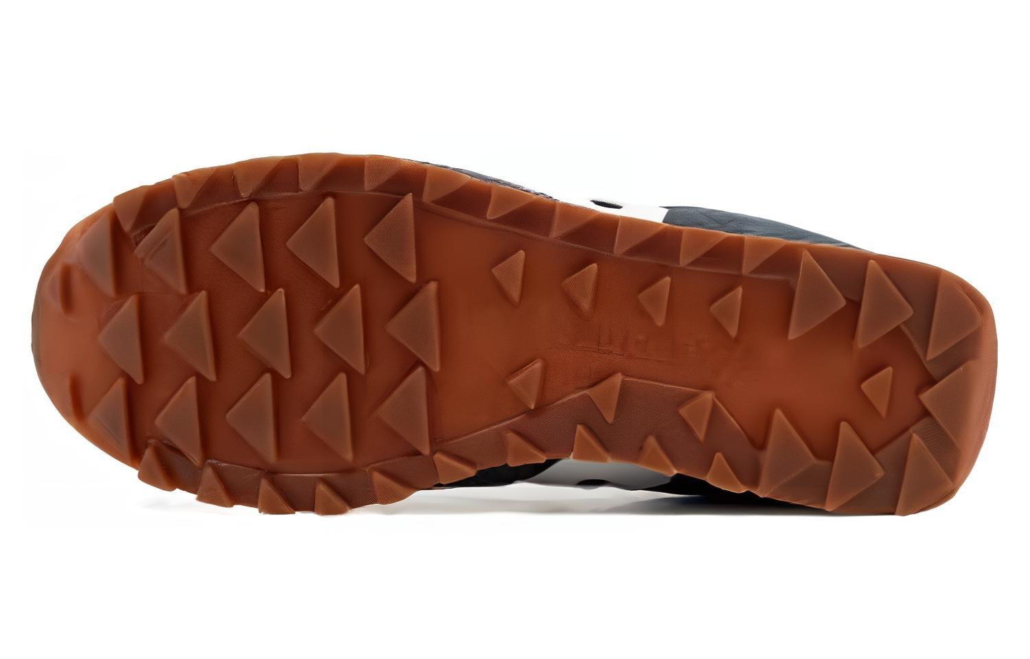 Shop Saucony Jazz 81 防滑耐磨低幫跑步鞋 男女同款 黑灰