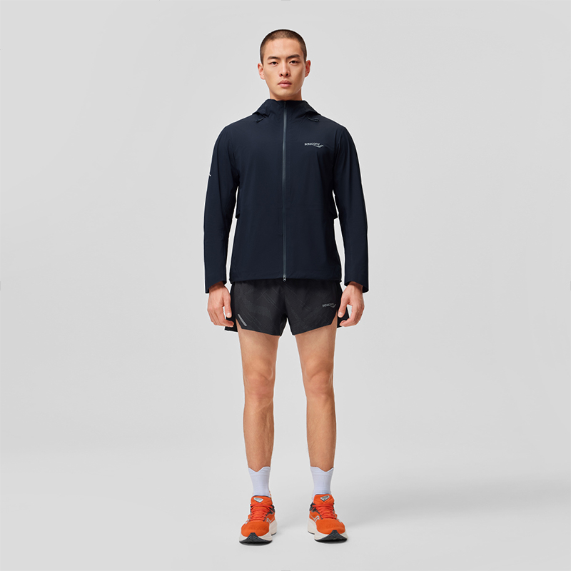 Shop Saucony 标志印花跑步防风夹克 黑色海军蓝 SC2249008A-BL106