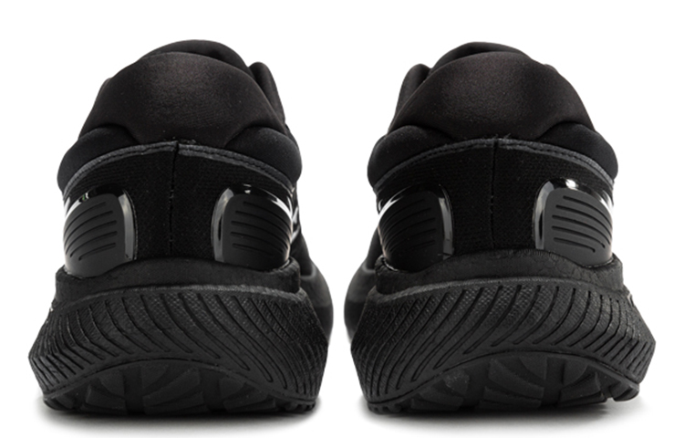 Shop Saucony Surge ''Schwarzer Komfort'' S28179-4