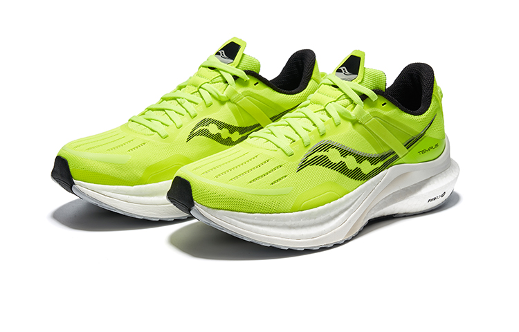 Shop Saucony Tempus 坦途 穩定支撐輕量跑鞋 低幫 跑步鞋 男款 黃黑色