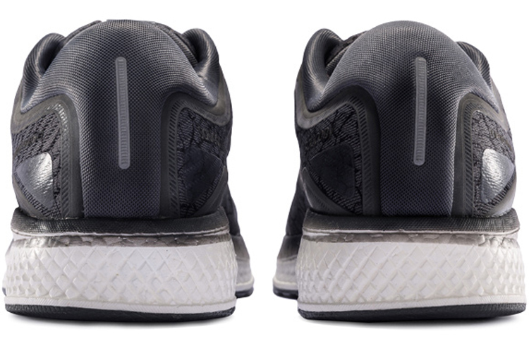 Lookbook Saucony Triumph Iso5 跑步鞋 裂痕灰